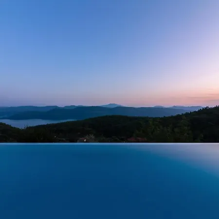Sleeps 6 Pool Air Con Wifi